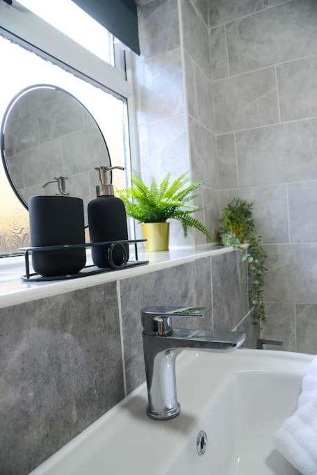 Delightful 2 Bed Town Centre House, Sleeps 4 Apartman Barnsley Kültér fotó