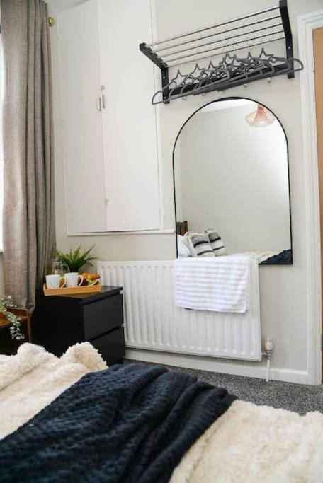Delightful 2 Bed Town Centre House, Sleeps 4 Apartman Barnsley Kültér fotó
