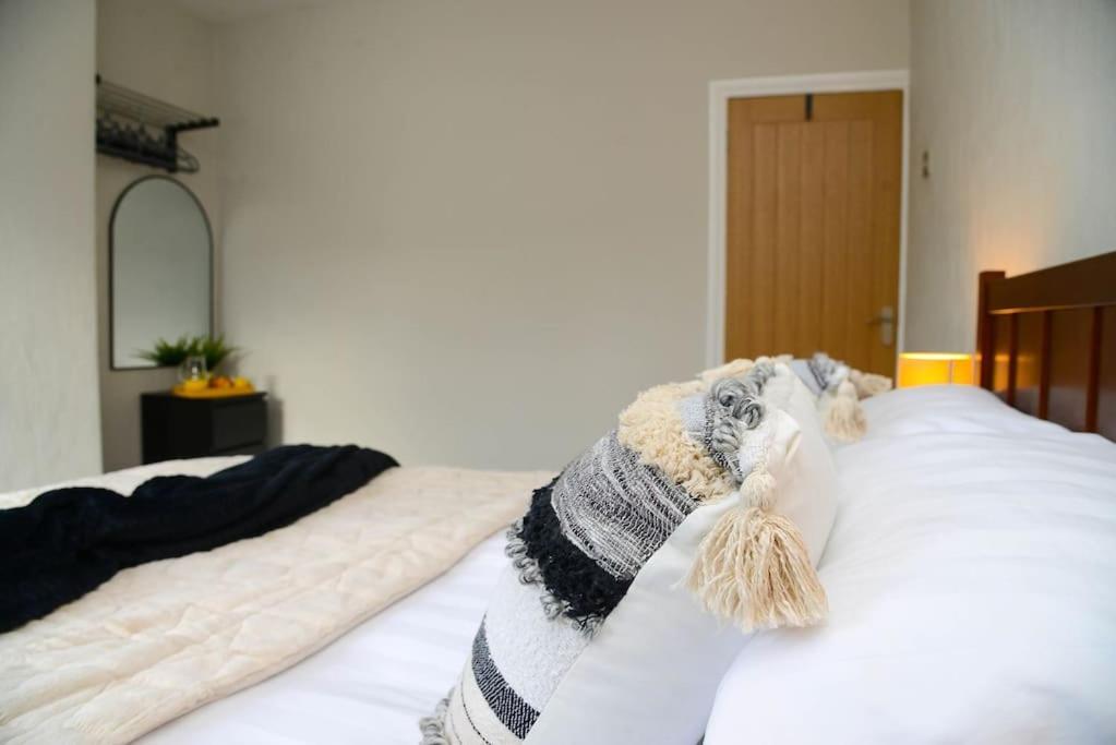 Delightful 2 Bed Town Centre House, Sleeps 4 Apartman Barnsley Kültér fotó