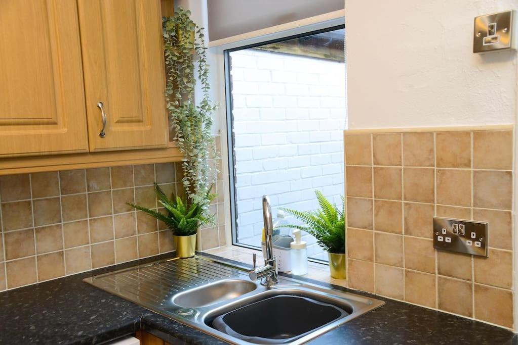 Delightful 2 Bed Town Centre House, Sleeps 4 Apartman Barnsley Kültér fotó