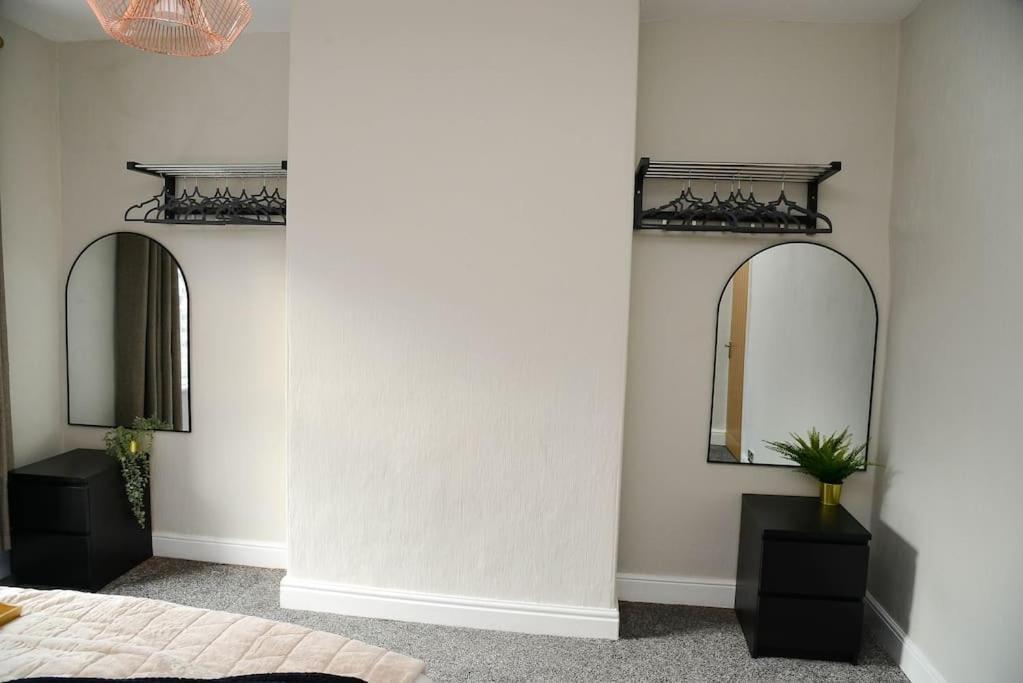 Delightful 2 Bed Town Centre House, Sleeps 4 Apartman Barnsley Kültér fotó