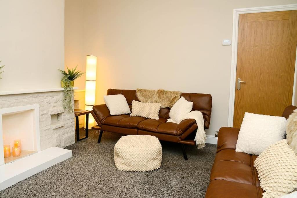 Delightful 2 Bed Town Centre House, Sleeps 4 Apartman Barnsley Kültér fotó