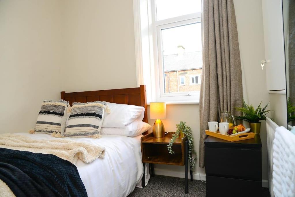Delightful 2 Bed Town Centre House, Sleeps 4 Apartman Barnsley Kültér fotó